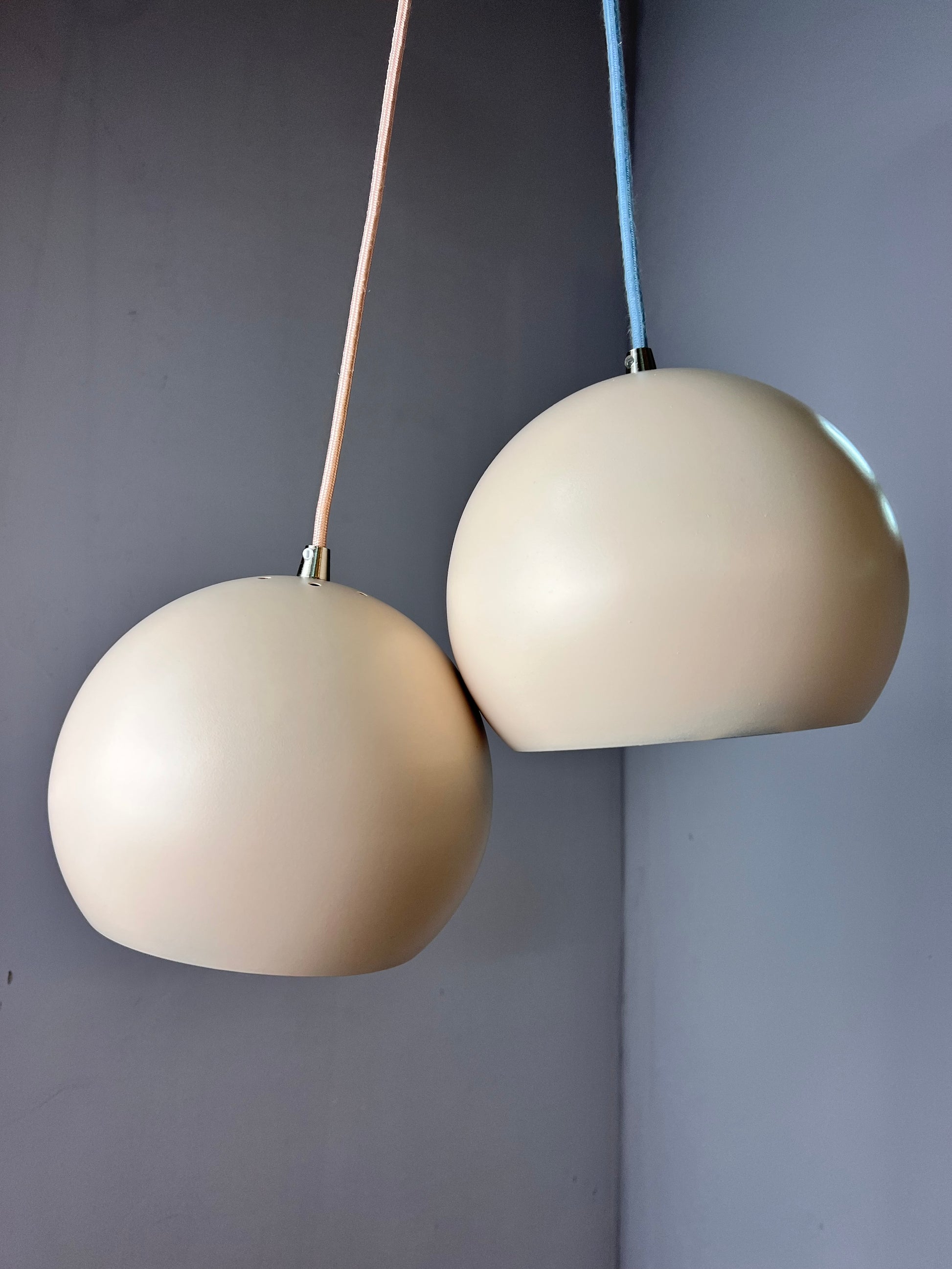 Set: 2x Kugellampe neu lackiert creme