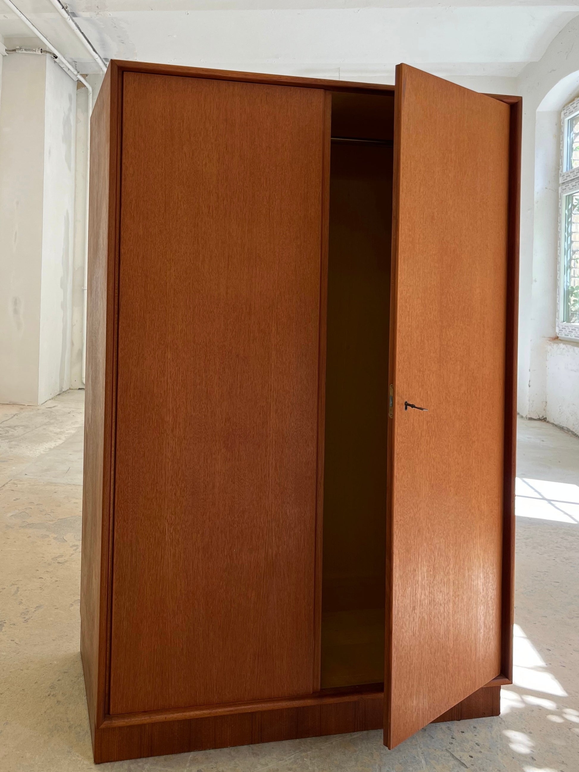 Großer Kleiderschrank Teak von rt Möbel