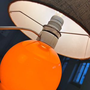 Tischlampe orange mit leuchtendem Glasfuß
