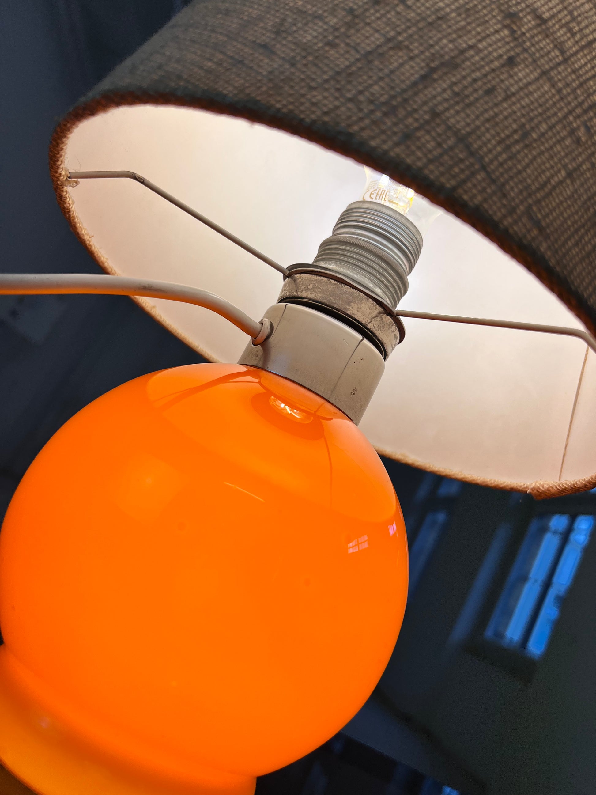 Tischlampe orange mit leuchtendem Glasfuß