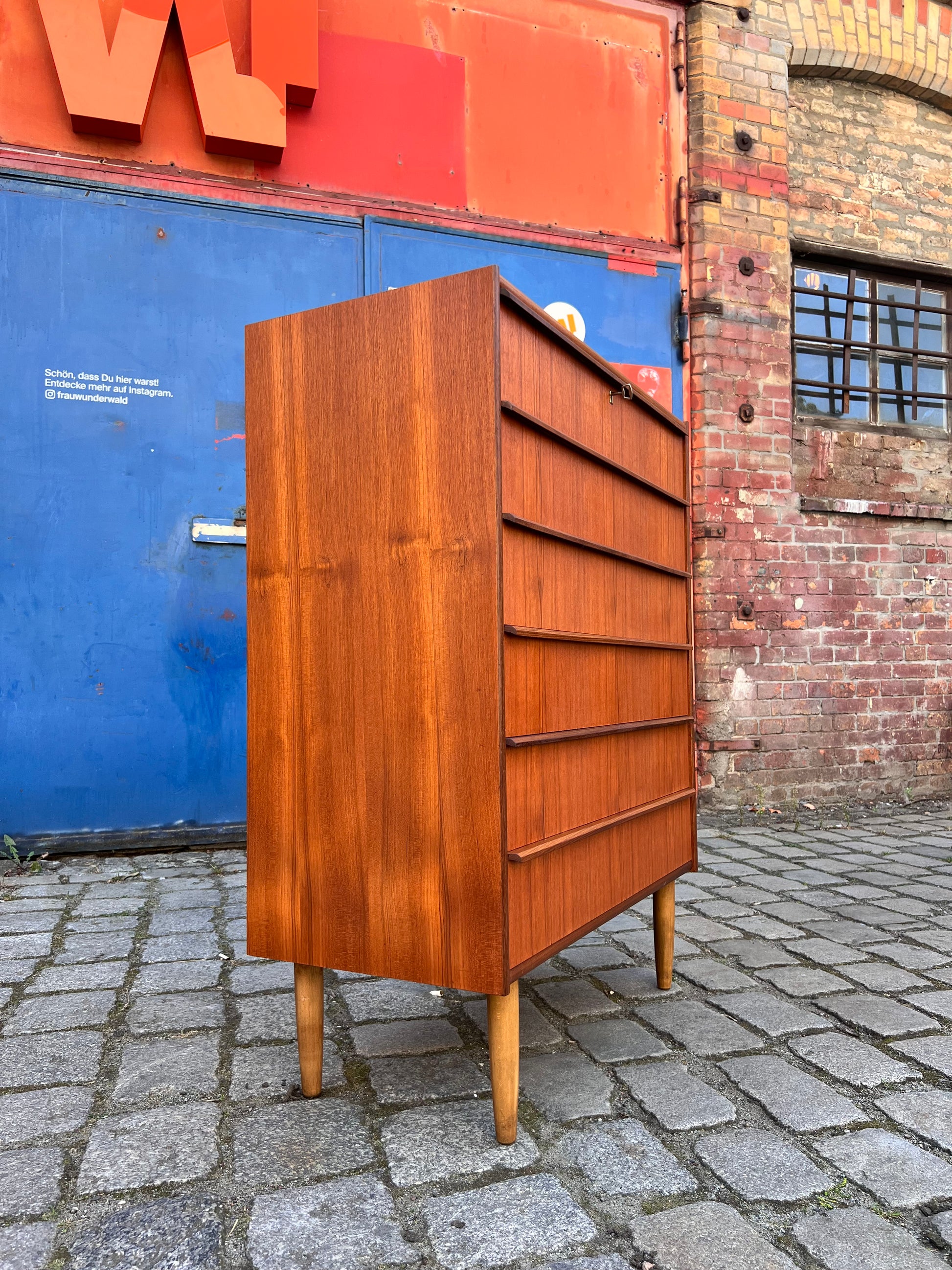 Kommode Teak mit durchgängigen Griffen