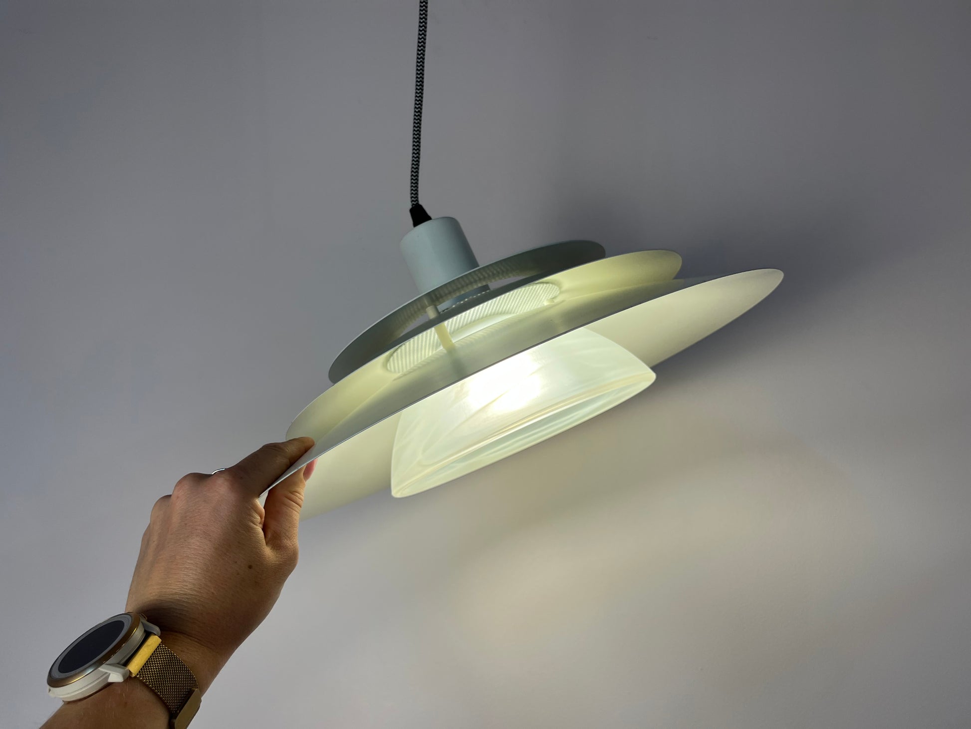 Lamellenlampe weiß mit marmorierter Glaslamelle von Jeka