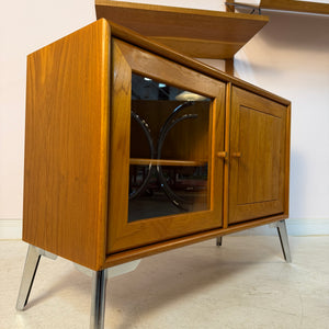 Kleiner Schrank mit Vitrine und Tür rechts von Dyrlund