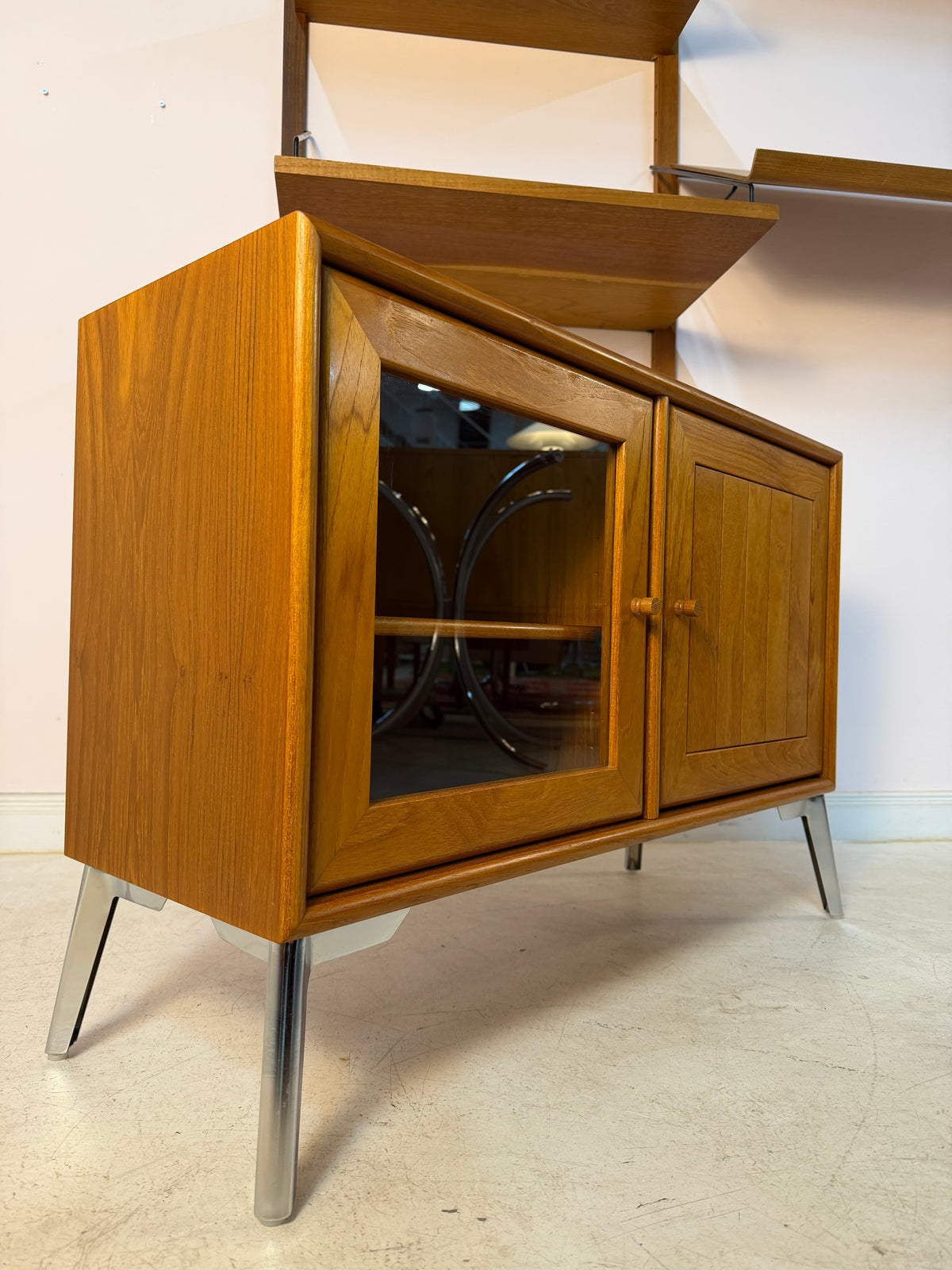Kleiner Schrank mit Vitrine und Tür rechts von Dyrlund