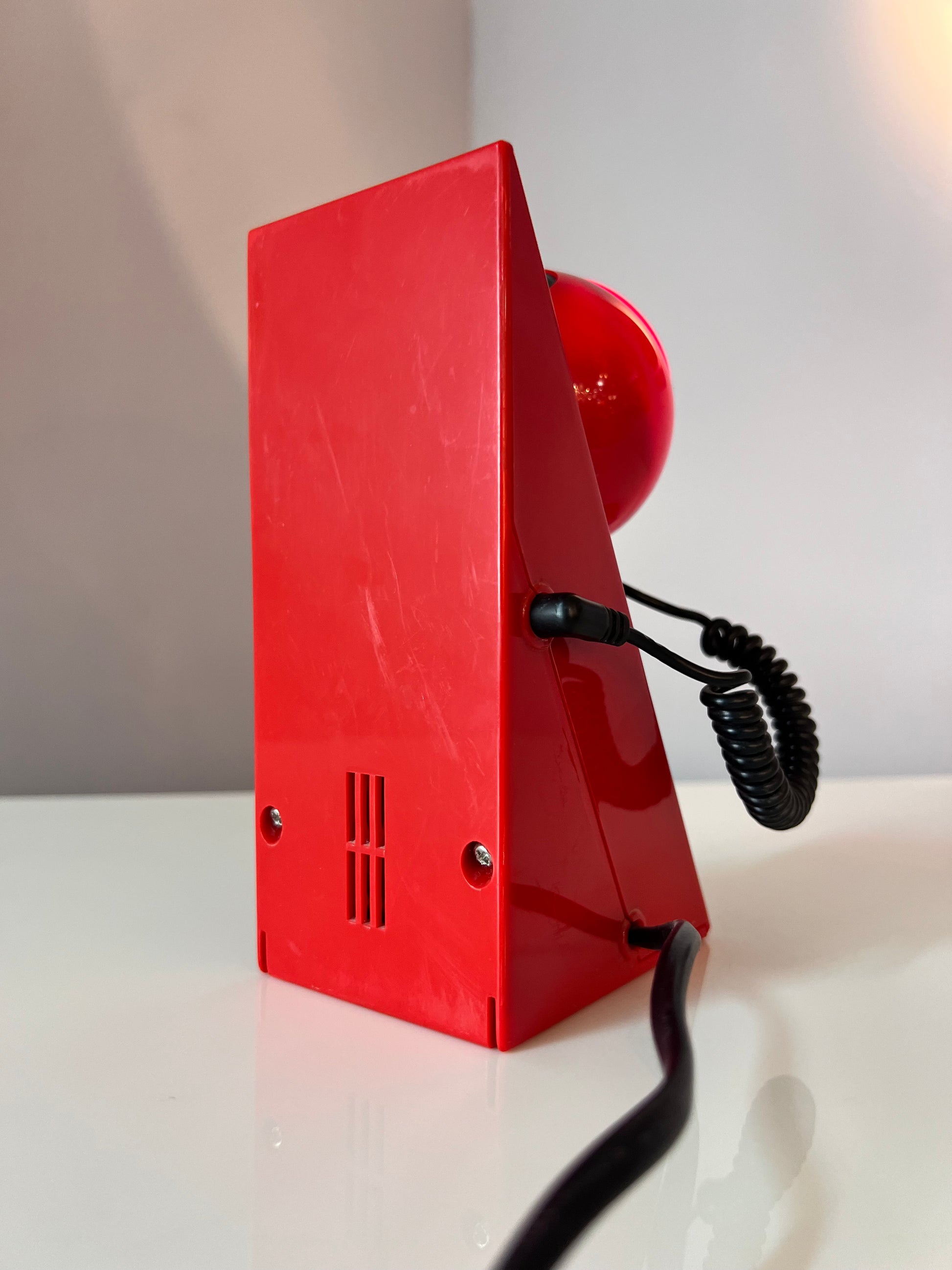 Tischlampe rot mit magnetischem Kugelkopf von Brilliant Leuchten
