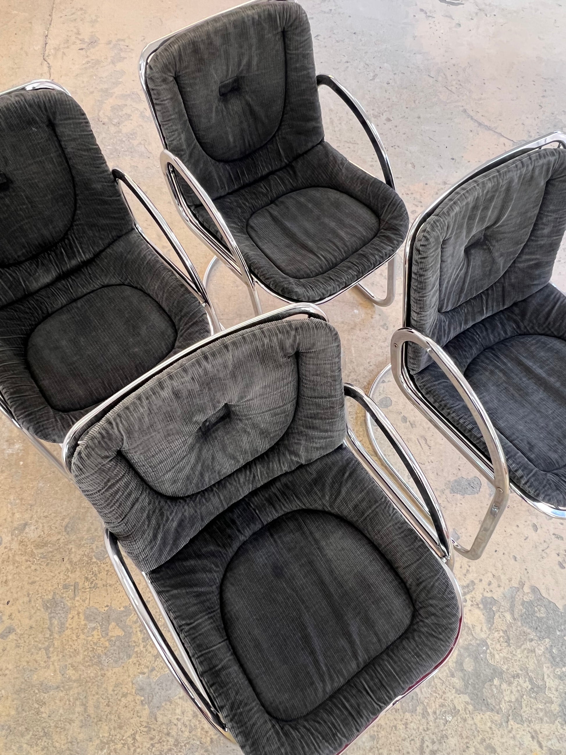Freischwinger grau Cord Chrom von Gastone Rinaldi