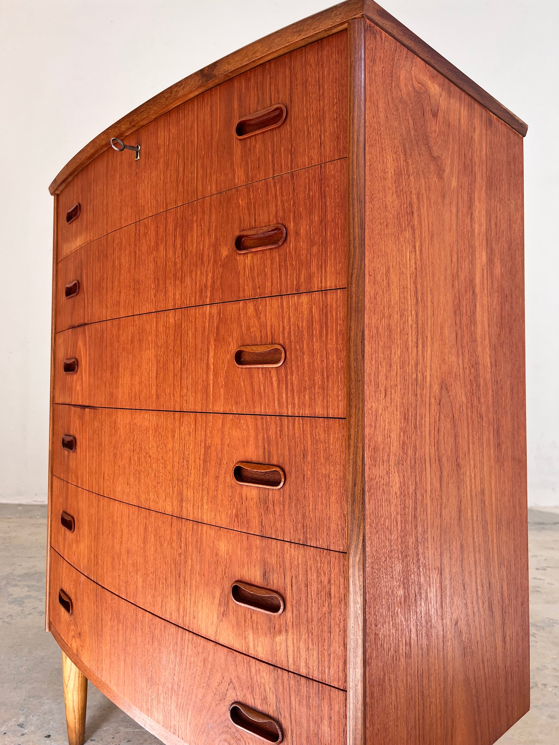Halbrunde Kommode Teak mit Schloss aus Dänemark