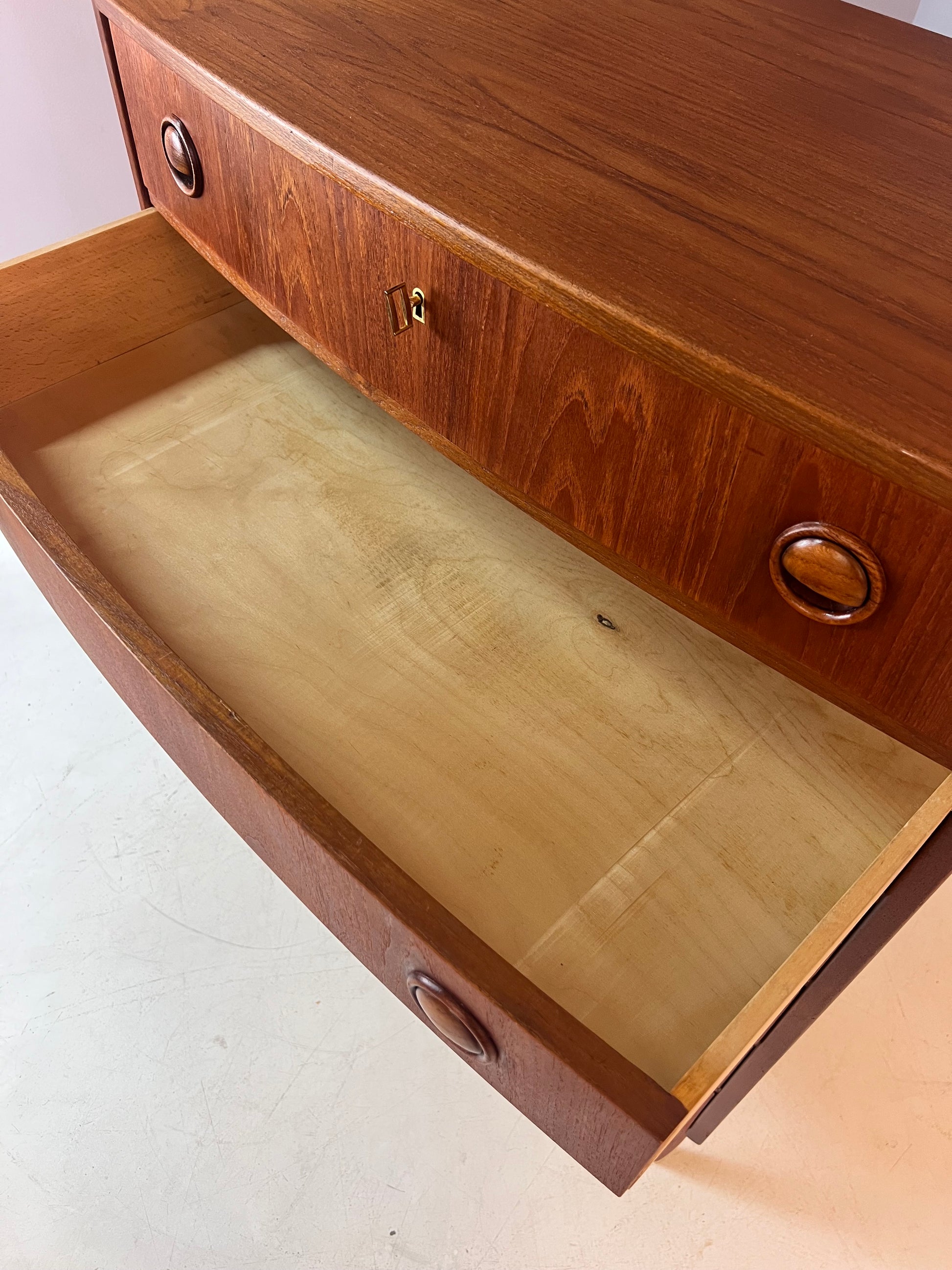 Kommode mit gerundeter Front Teak aus Dänemark