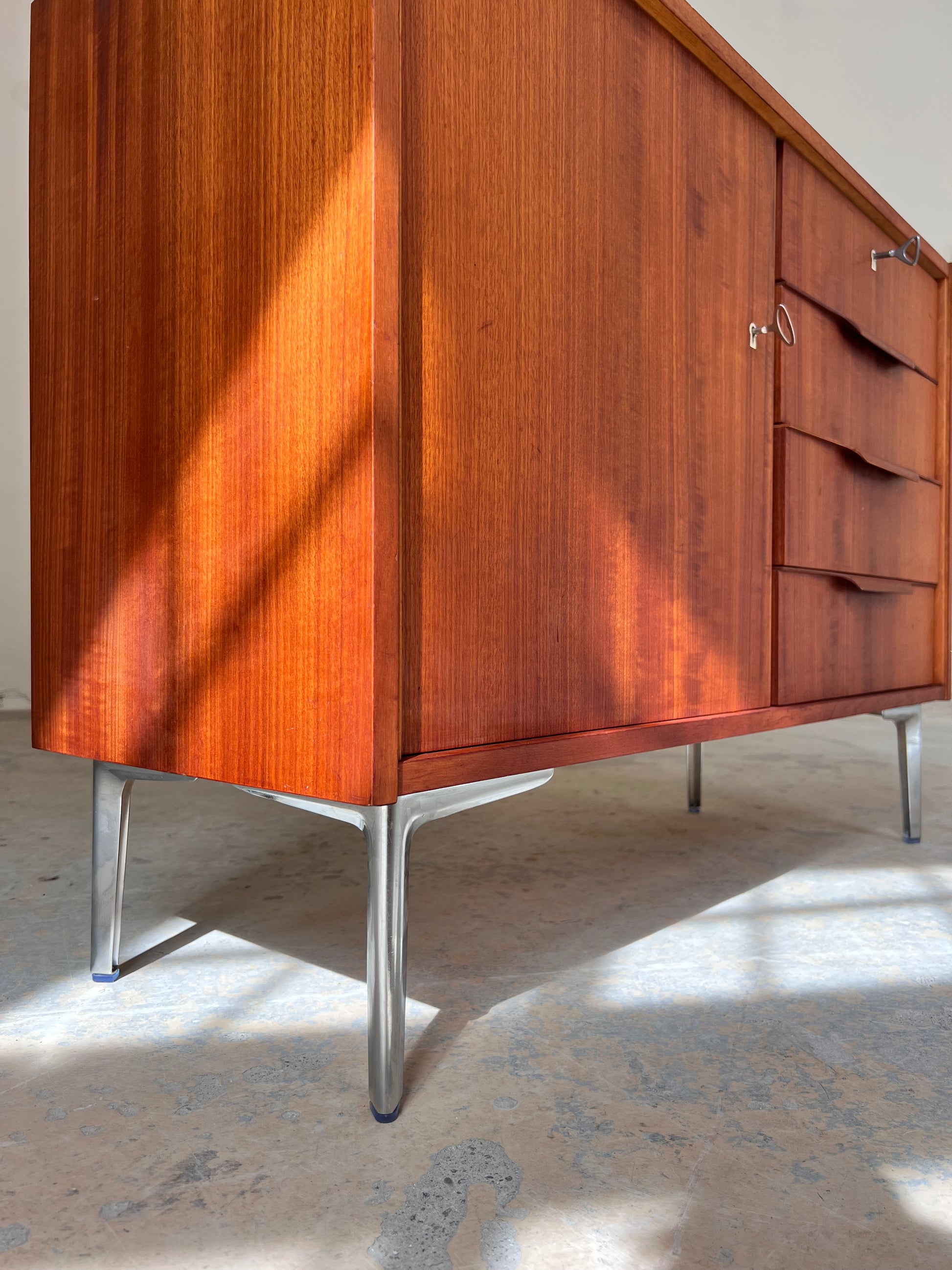 Kommode Teak mit neuen Chromfüßen von Werner Ortlepp