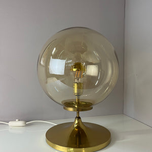 Tischlampe mit Glaskugel und Messingfuß