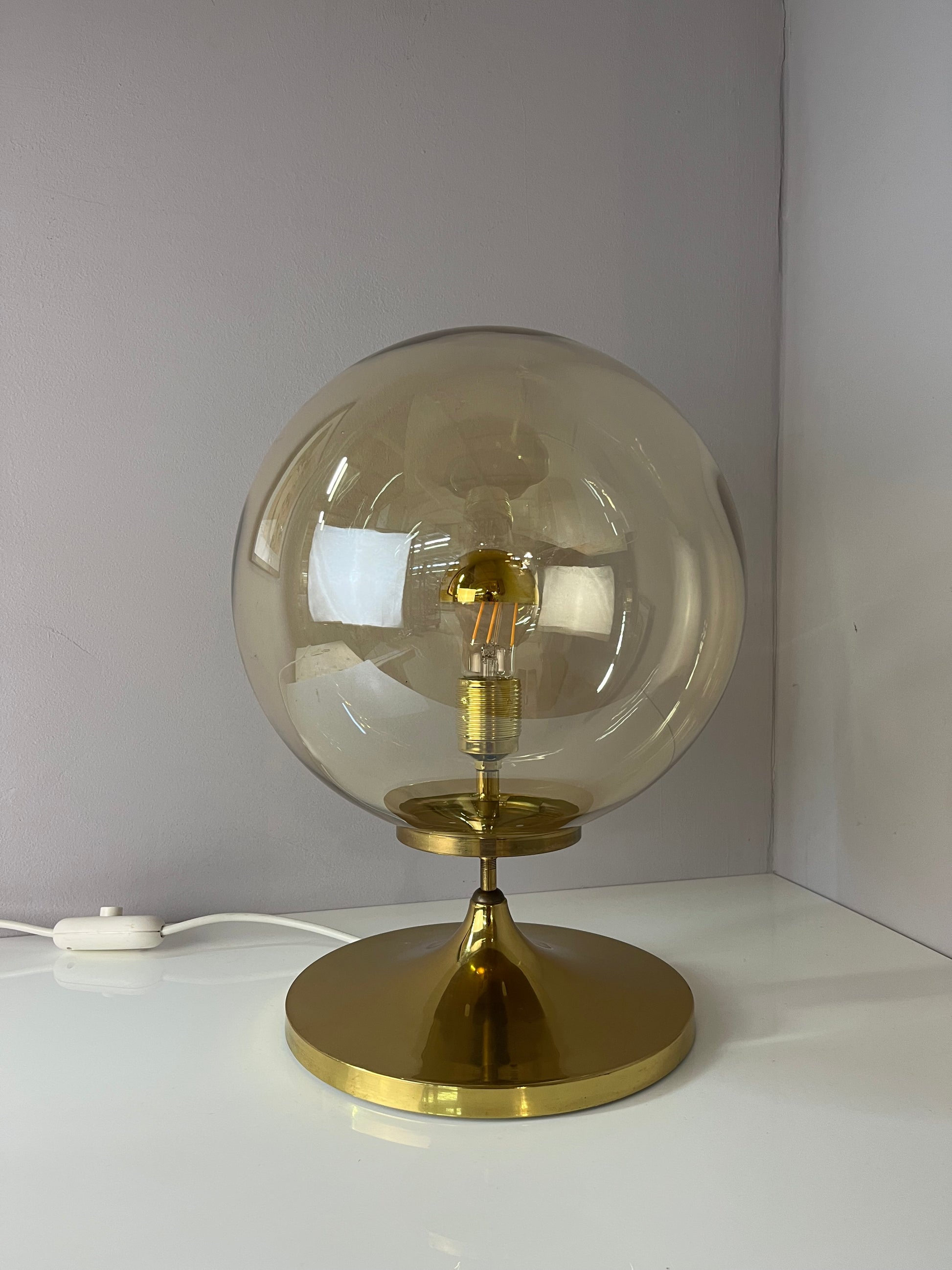 Tischlampe mit Glaskugel und Messingfuß