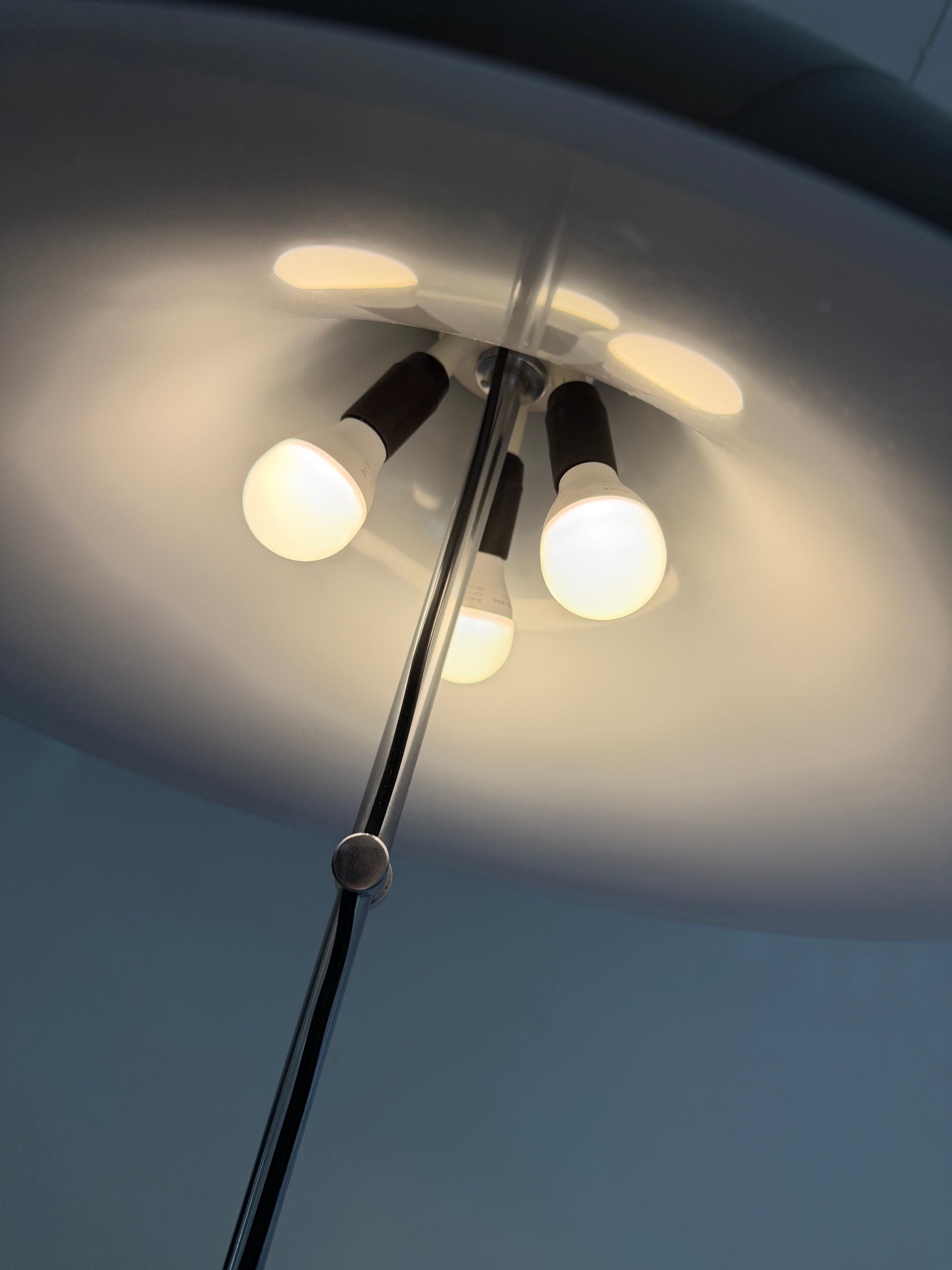 Stehlampe braun weiß Acryl Chrom von Elio Martinelli