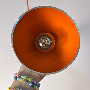 Spotlampe Chrom mit orangem Akzentschirm