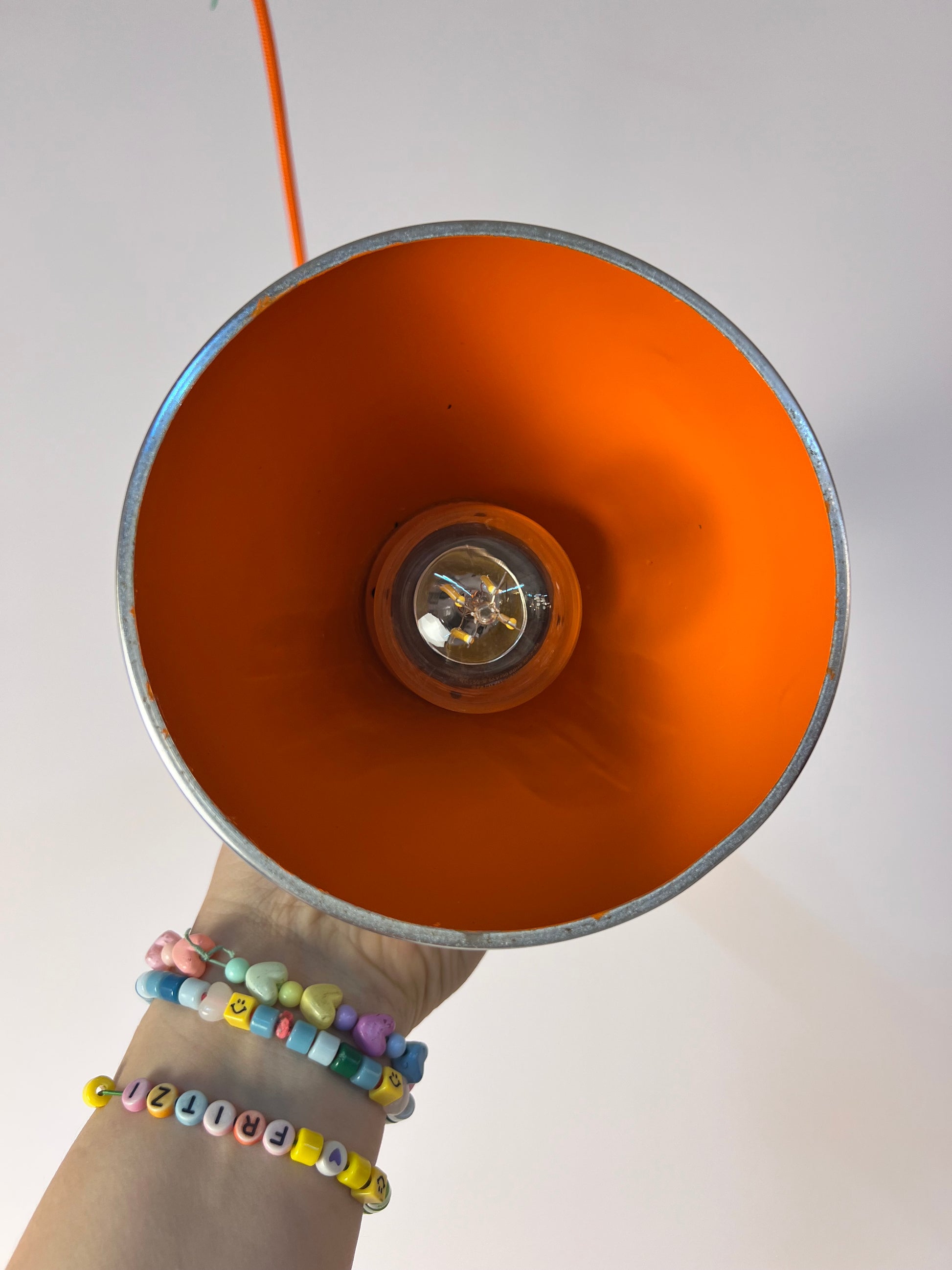 Spotlampe Chrom mit orangem Akzentschirm