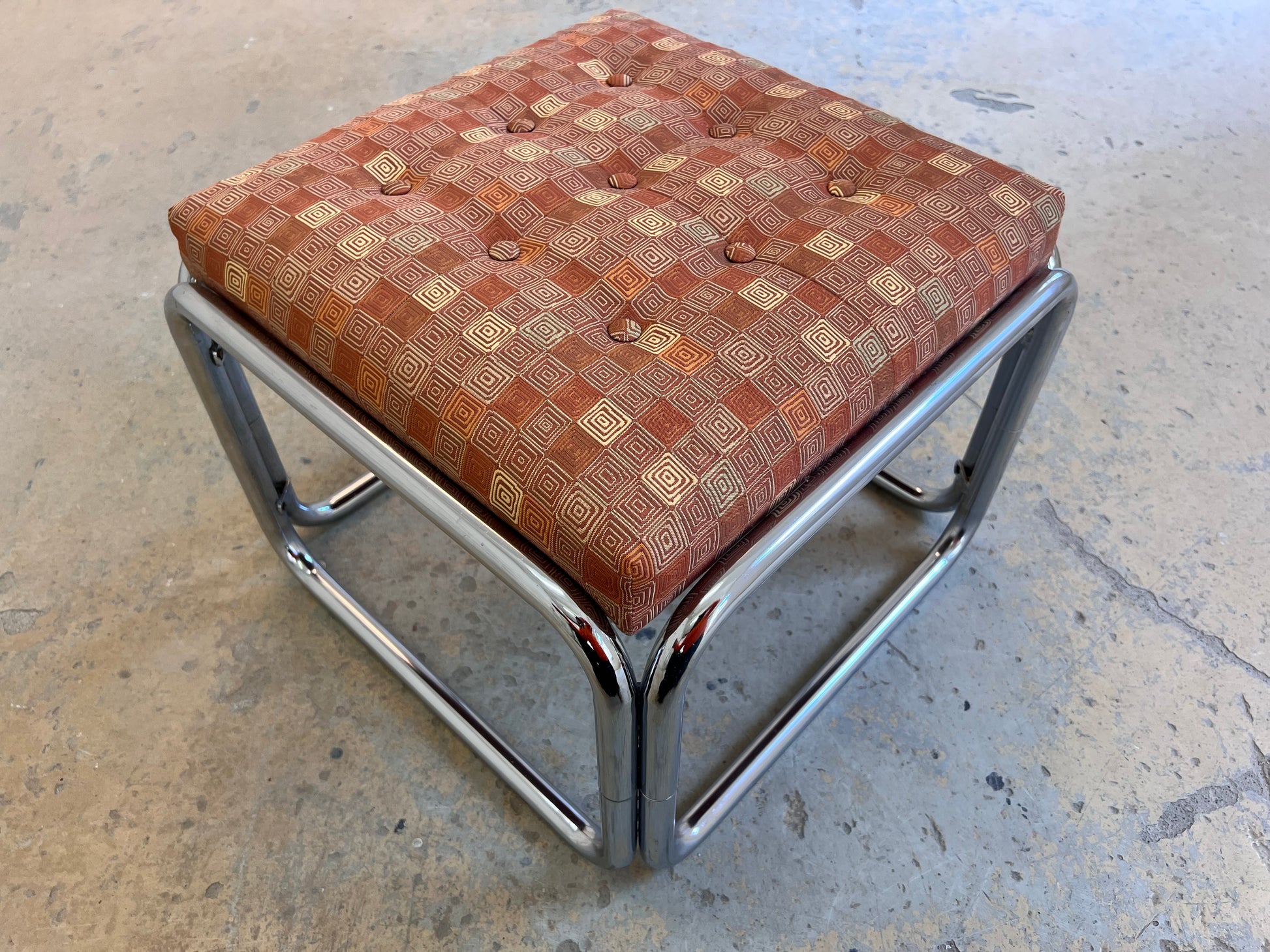 Hocker Chrom mit orange braunem Polster