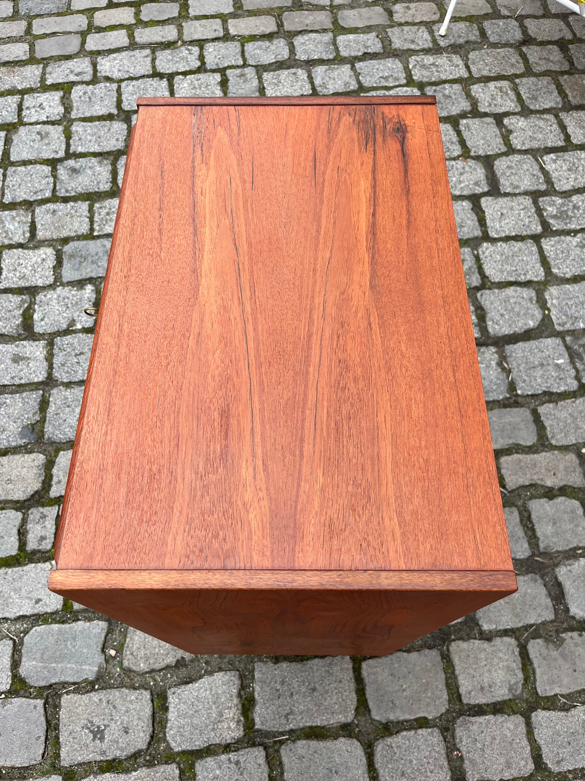Kommode Teak mit Schloss & durchgängigen Griffen