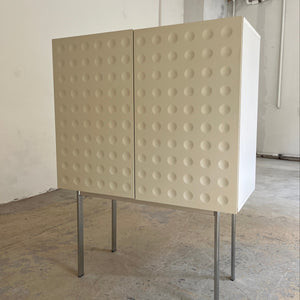 Highboard weiß mit kreisförmigem Reliefmuster & Minibar aus Belgien