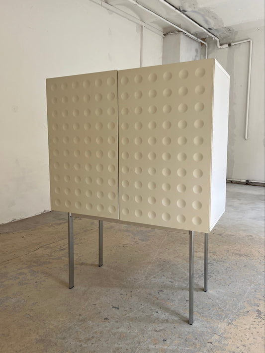 Highboard weiß mit kreisförmigem Reliefmuster & Minibar aus Belgien