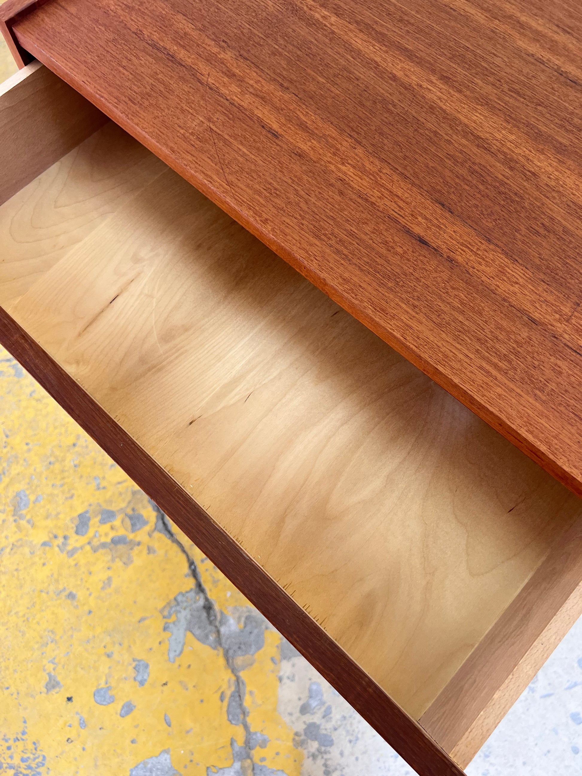 Kommode Teak mit eingelassenen Griffen aus Dänemark