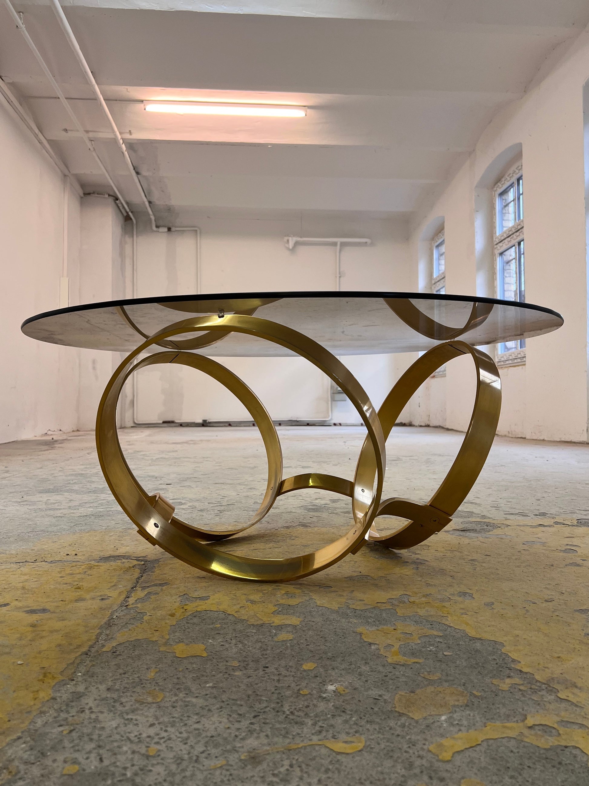 Runder Hesterberg Couchtisch mit Kreisgestell Messing Rauchglas