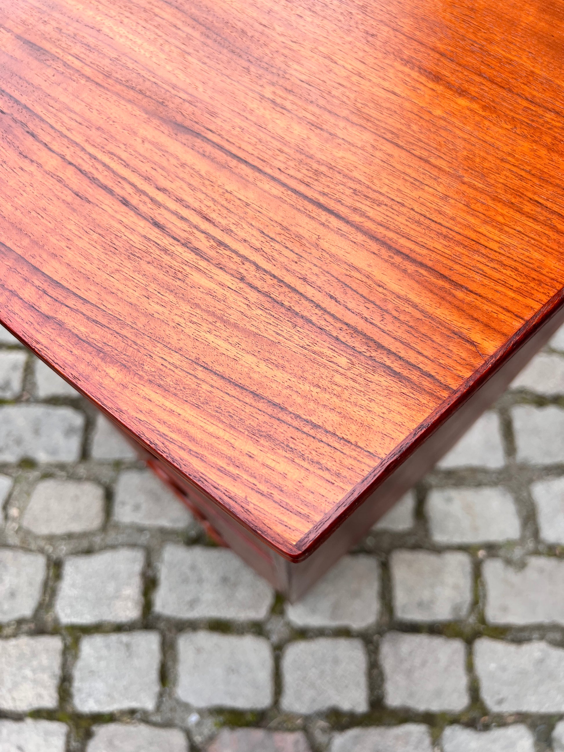Kommode Teak mit gerundeter Front aus Dänemark