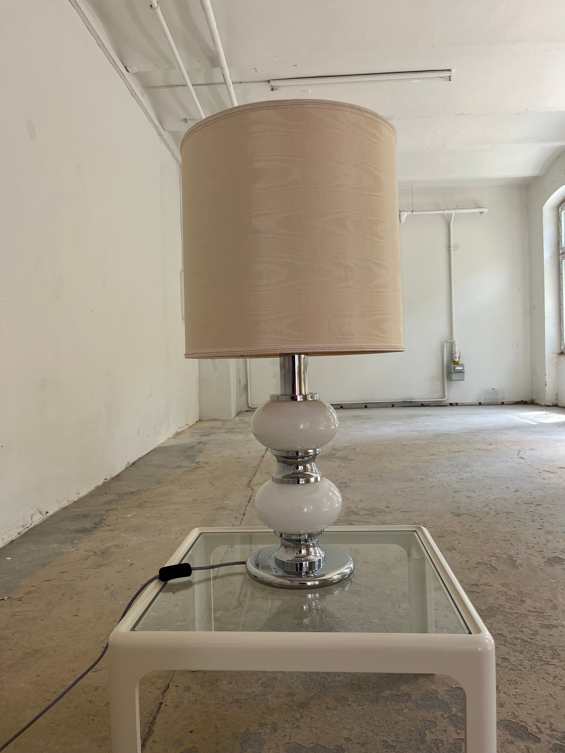 Tischlampe weiß Chrom Glas von Sölken