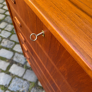 Kommode Teak mit Griffmulden & Schloss aus Dänemark