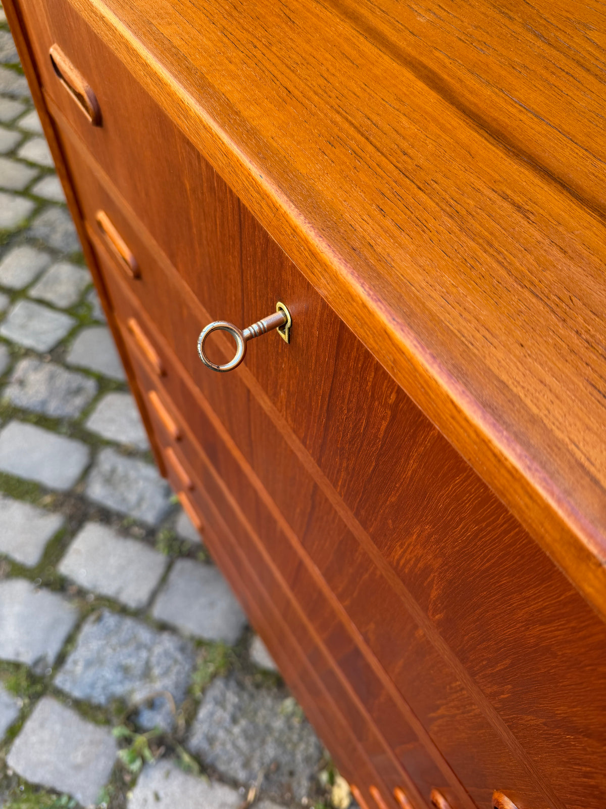 Kommode Teak mit Griffmulden & Schloss aus Dänemark