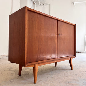 Schrank Nussbaum mit Schloss & Holzgestell