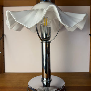 Tischlampe mit gewelltem Glasschirm & Chrom