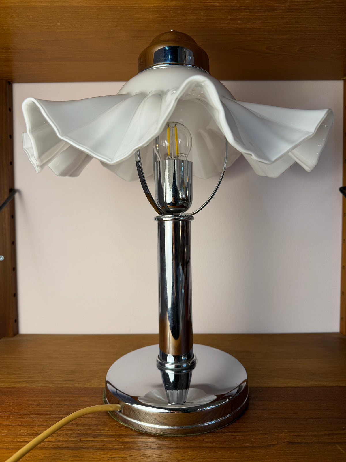 Tischlampe mit gewelltem Glasschirm & Chrom