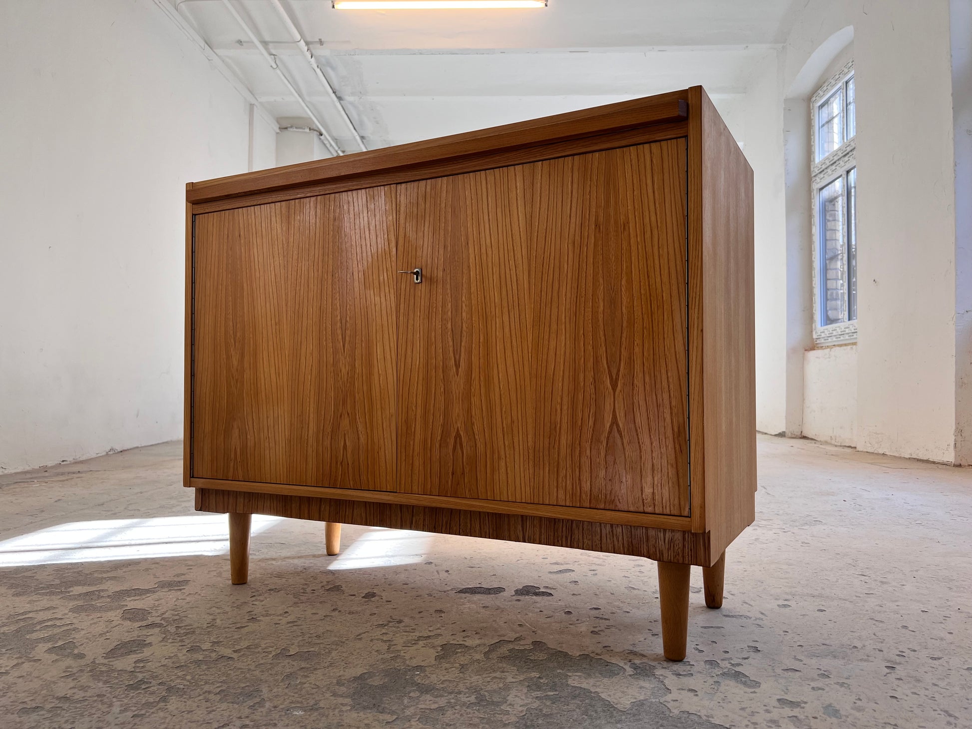 Schrank mit Auszug von Hellerau