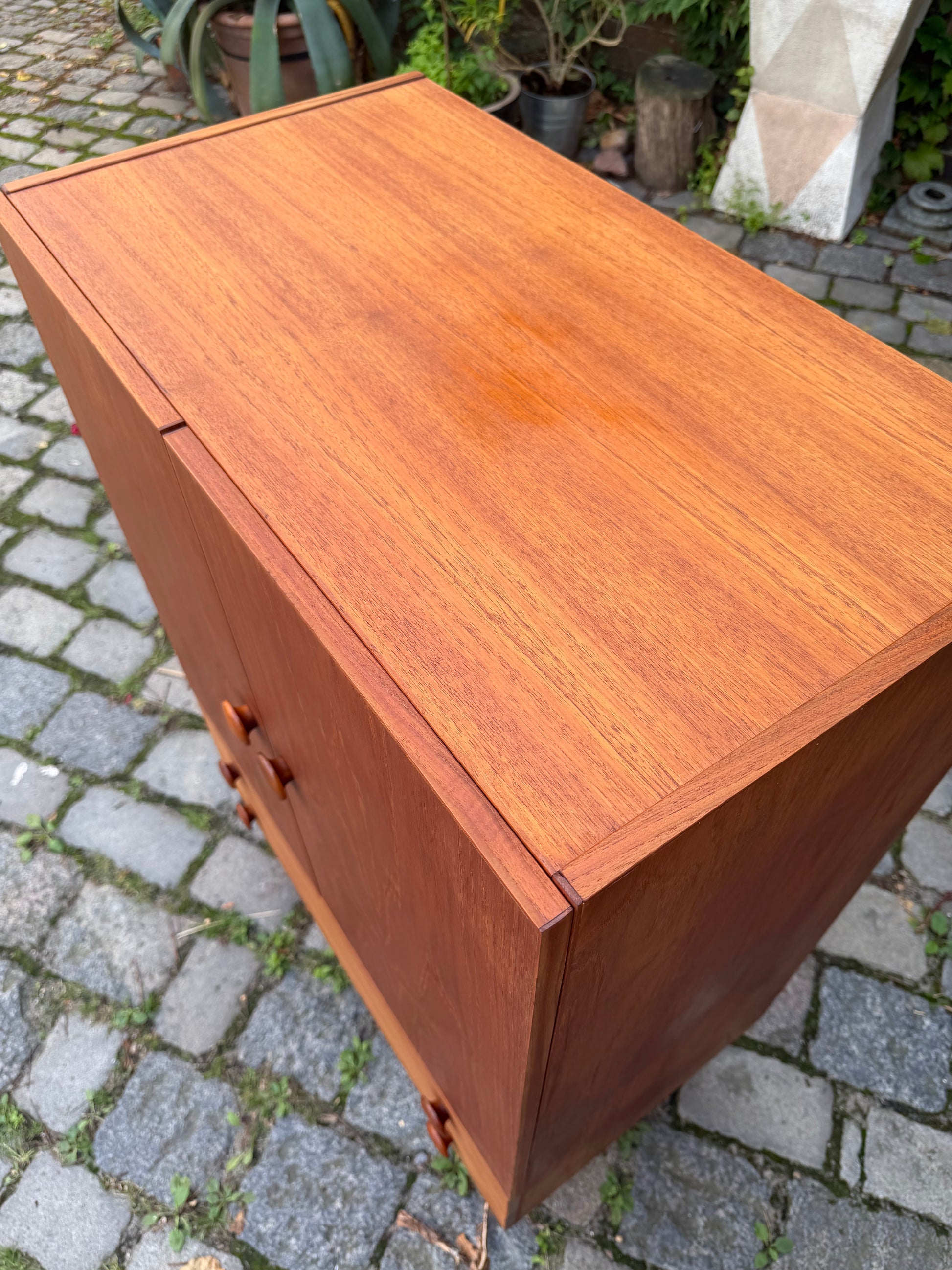Schrank Teak mit runden Griffen aus Dänemark