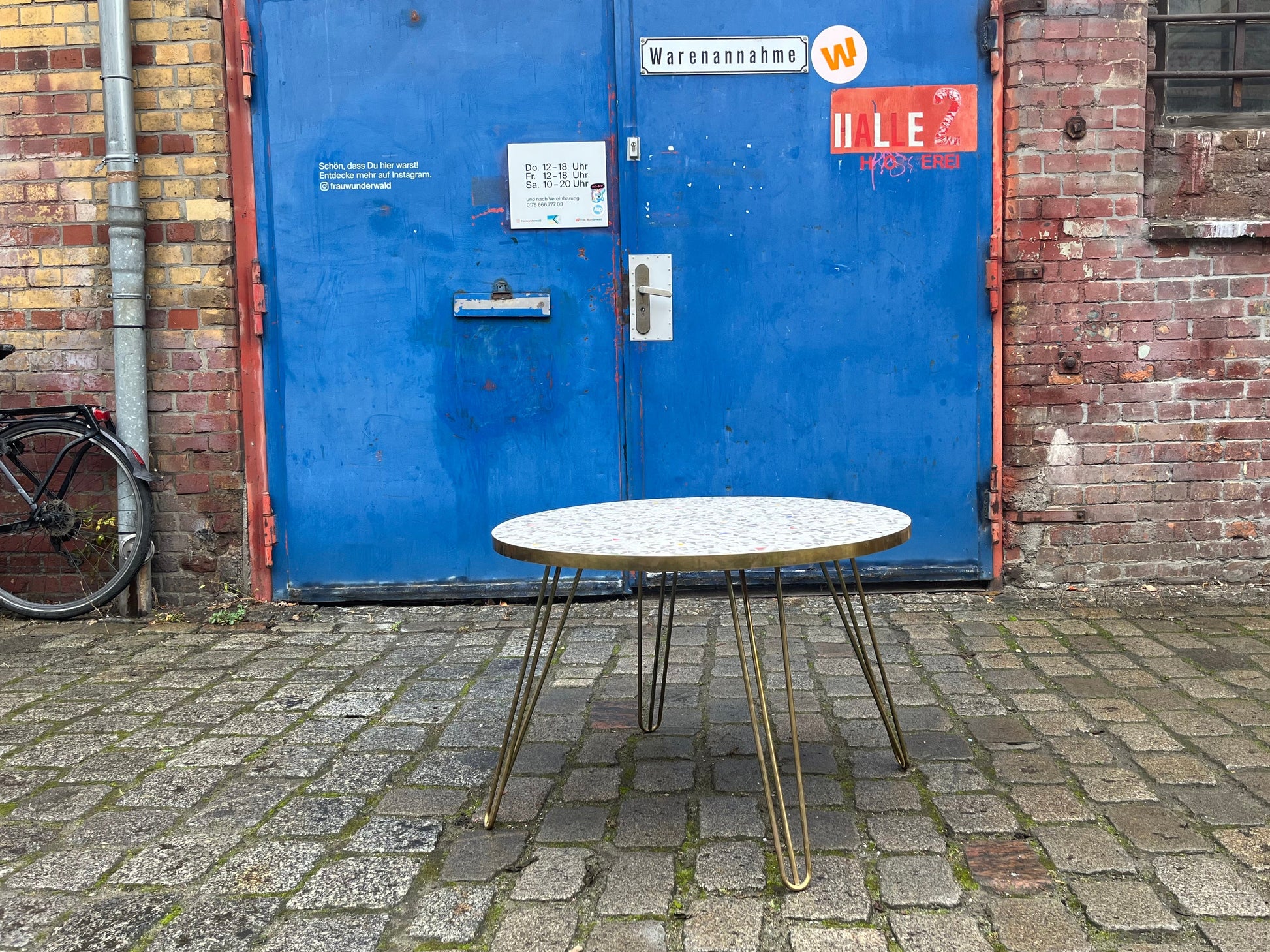 Mosaiktisch weiß grau mit original Messing-Hairpinlegs