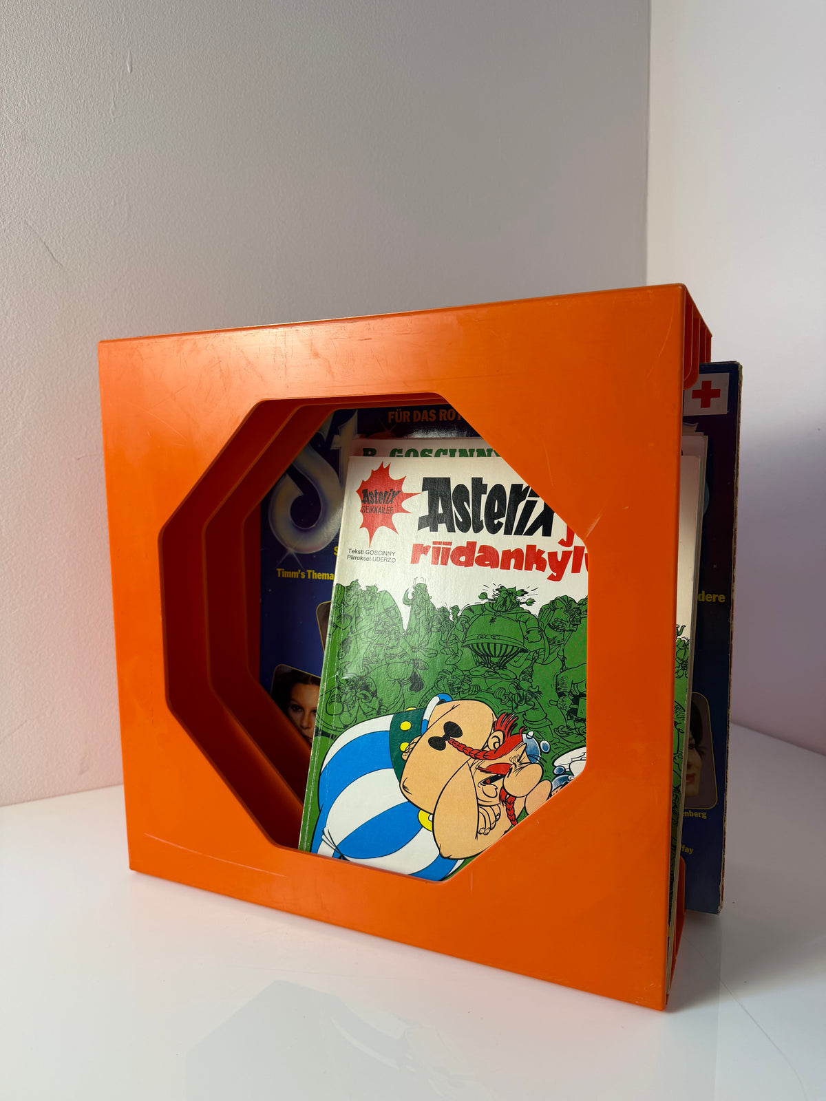 Schallplattenständer orange von Schweizer Design