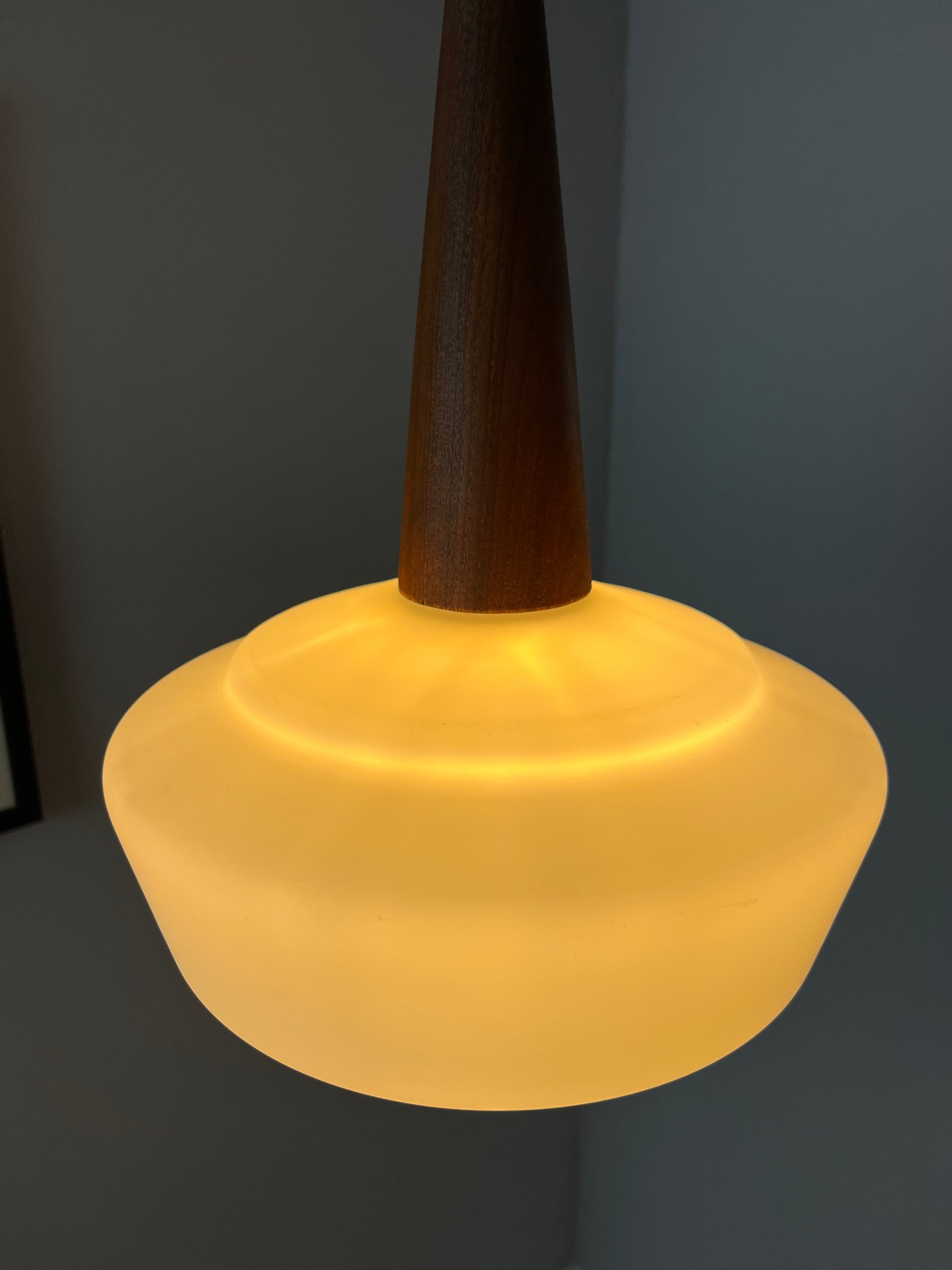 Hängelampe Opalglas Teak
