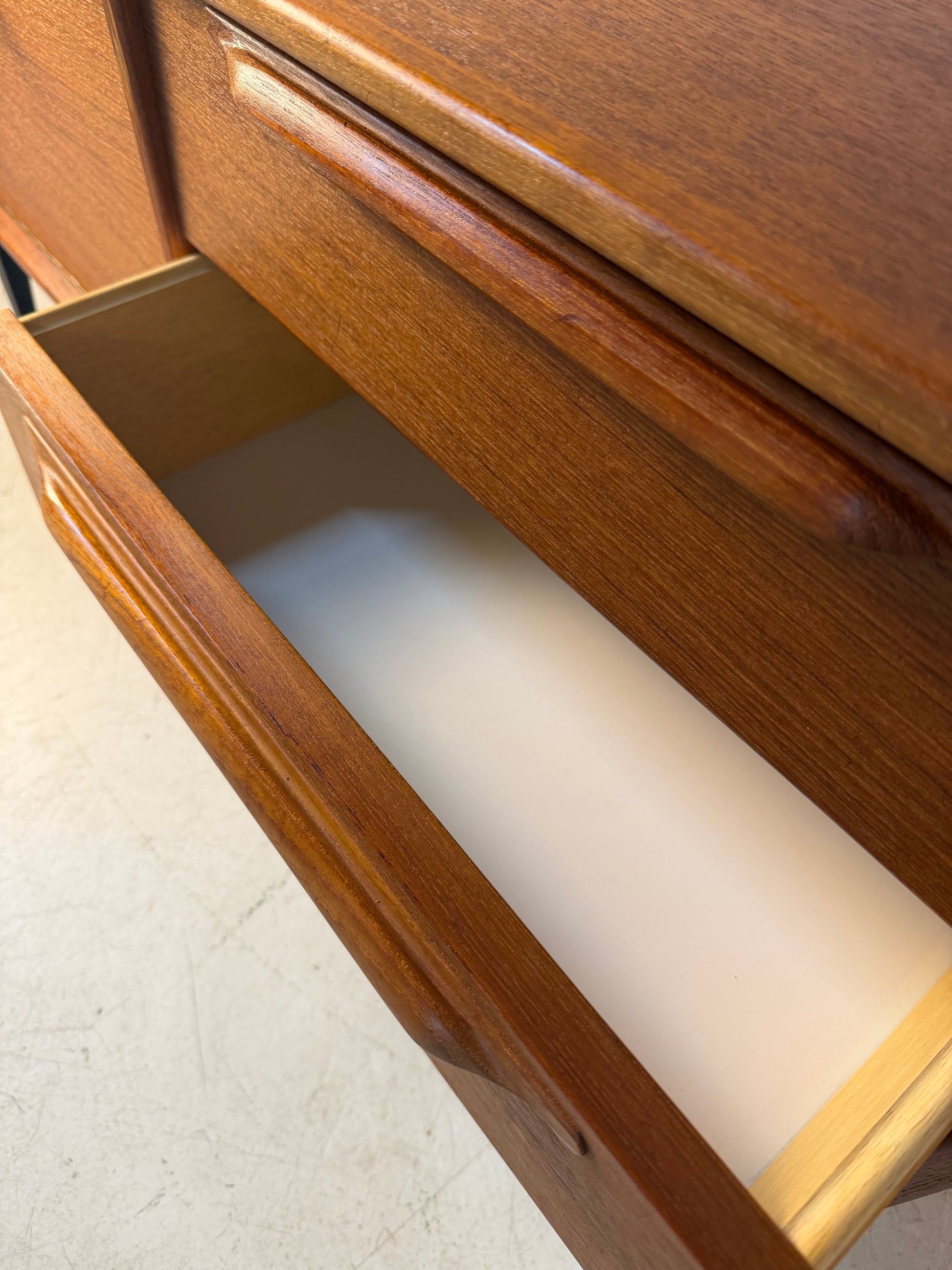 Kleines Lowboard Teak mit neuen Füßen von Riestenpatt