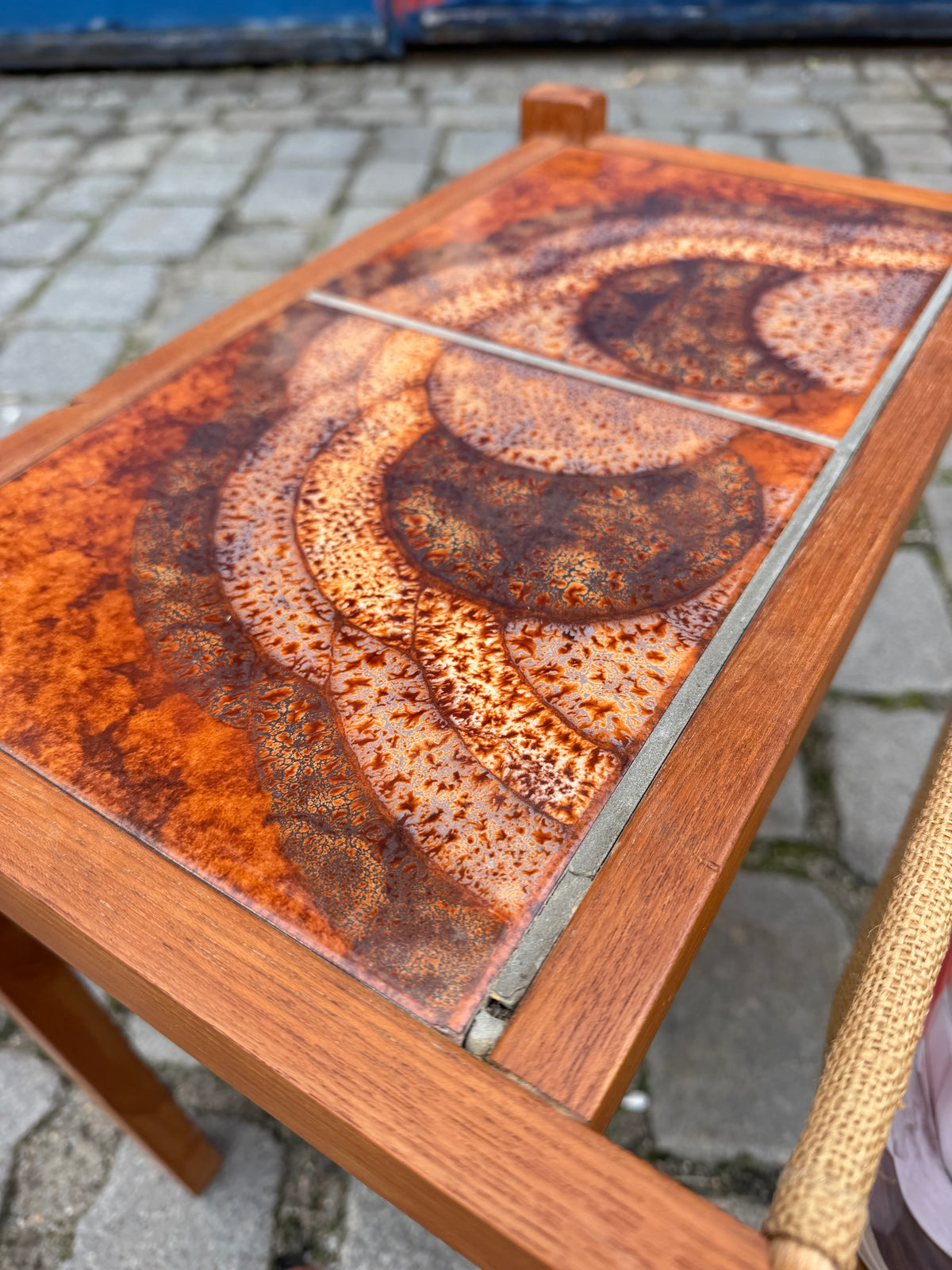 Beistelltisch Teak mit Zeitungsablage & Fliesen aus Dänemark