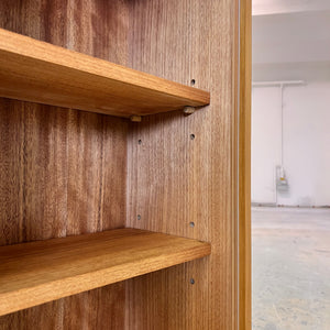 Regal Typ 605 mit Schiebetüren auf Hairpinlegs von Herbert Eilenberg für Hellerau