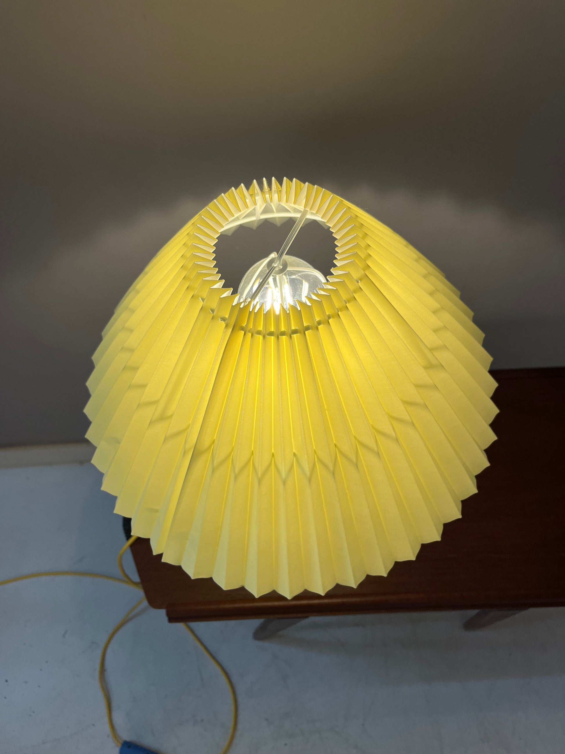 Tischlampe butteryellow neu lackiert