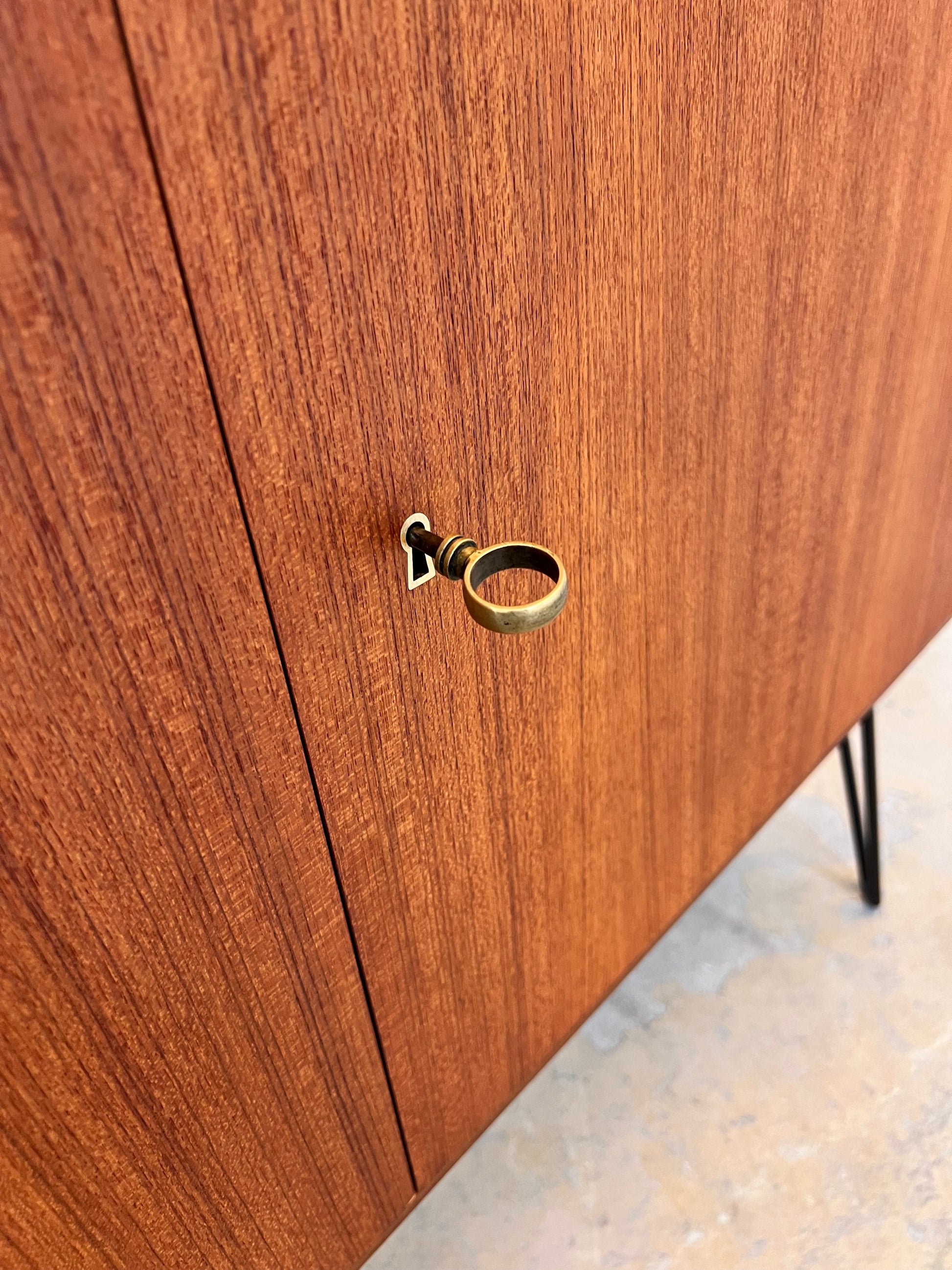 Schrank Teak auf Hairpinlegs
