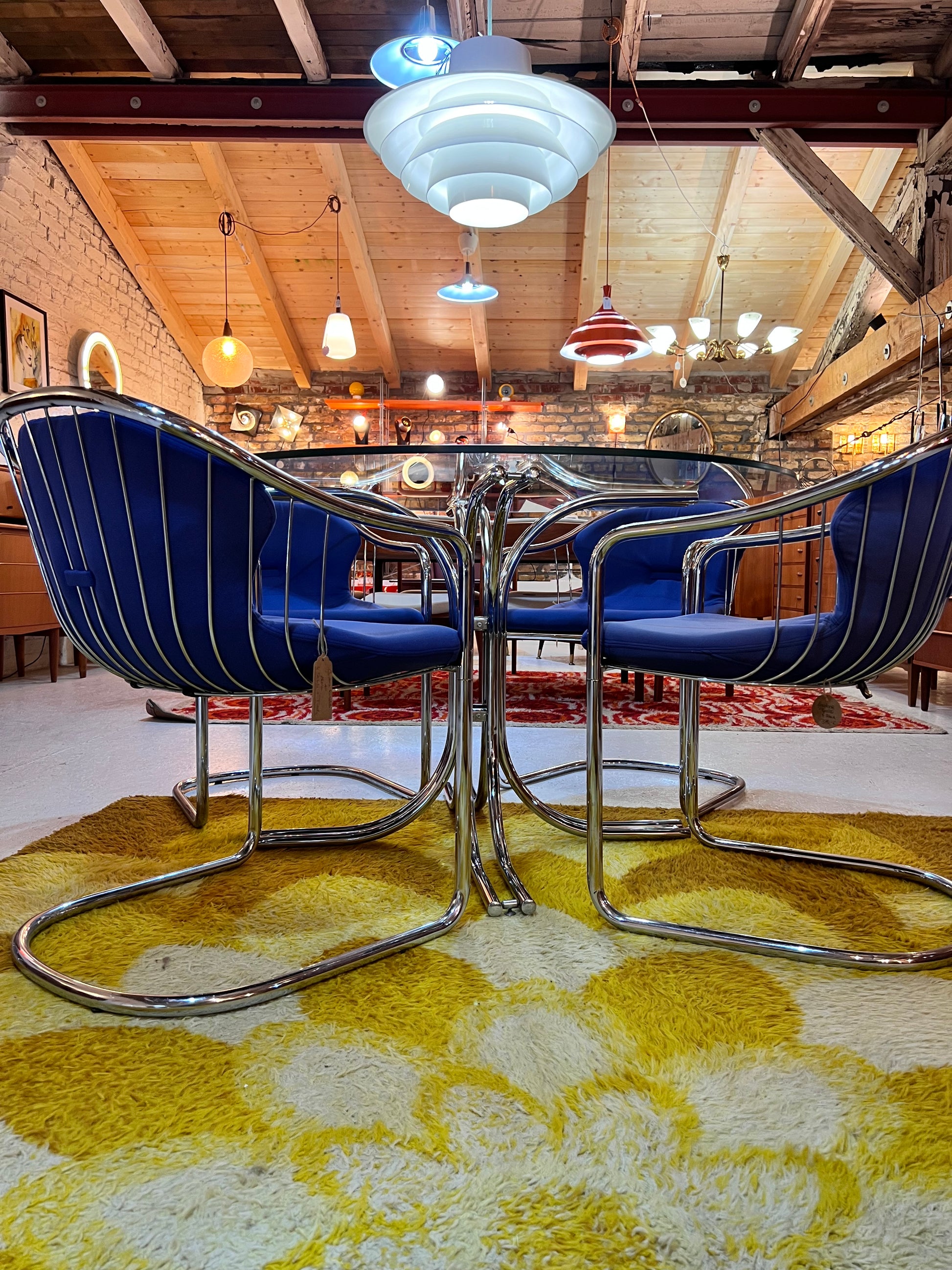 Set: 4x Freischwinger Chrom blau und runder Glastisch von Gastone Rinaldi für Alma