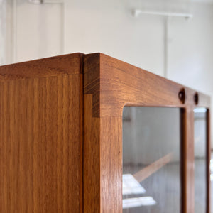 Vitrinenschrank Teak mit neuen Chromfüßen von H.W.Klein für Bramin