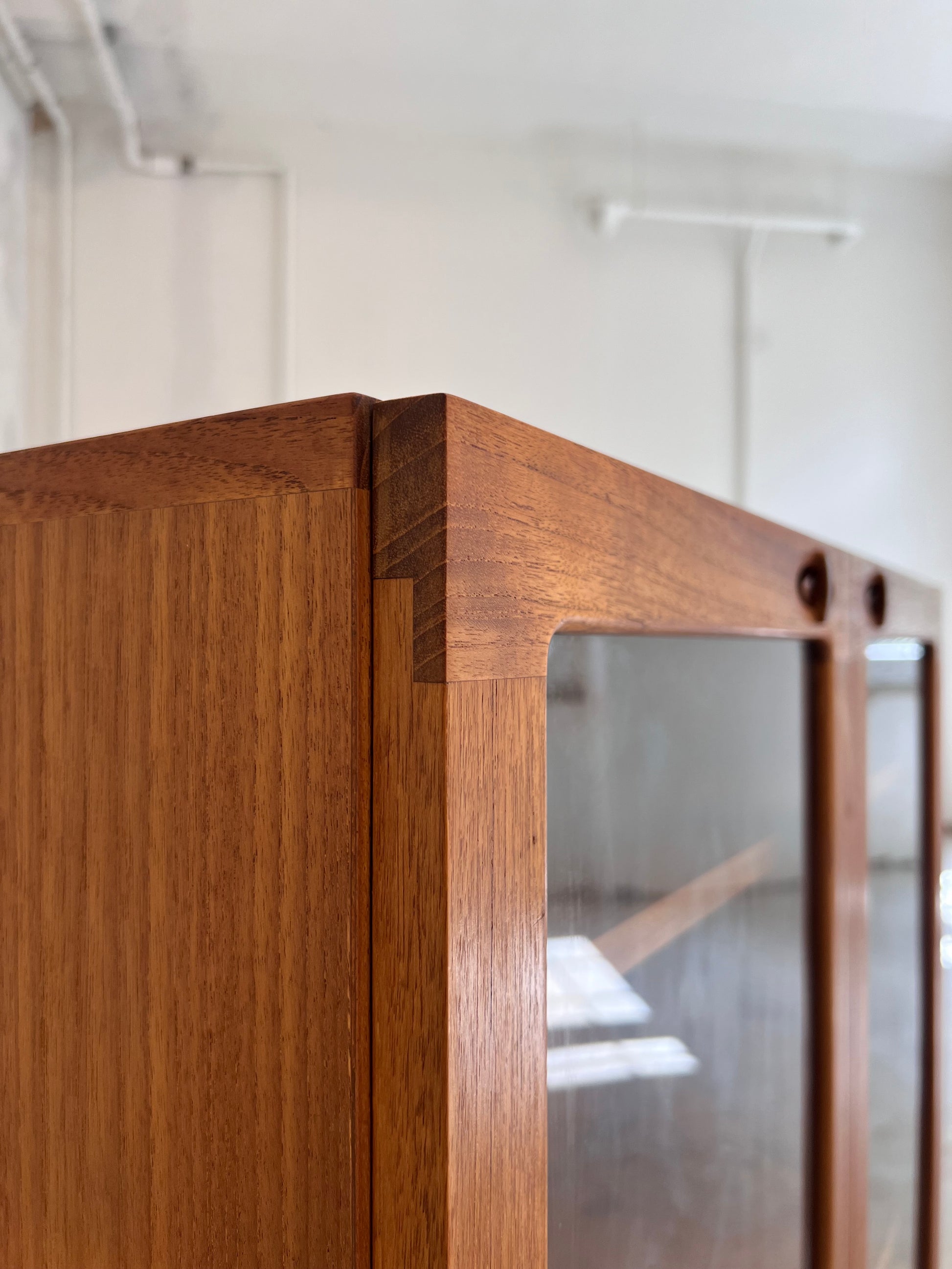 Vitrinenschrank Teak mit neuen Chromfüßen von H.W.Klein für Bramin