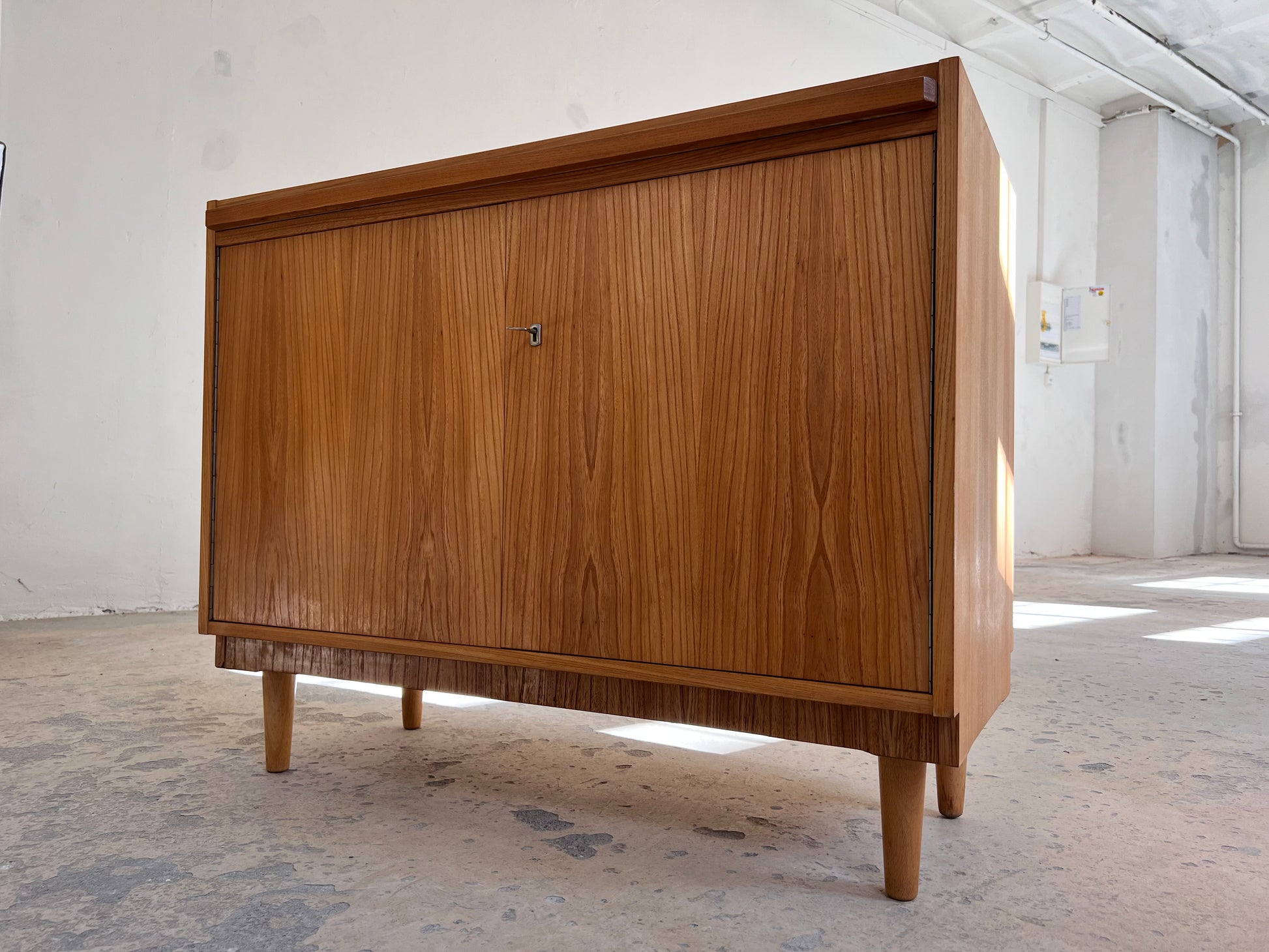 Schrank mit Auszug von Hellerau