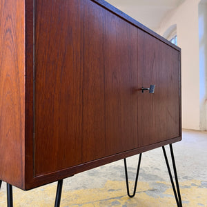 Schmale Kommode Teak auf Hairpinlegs aus Dänemark