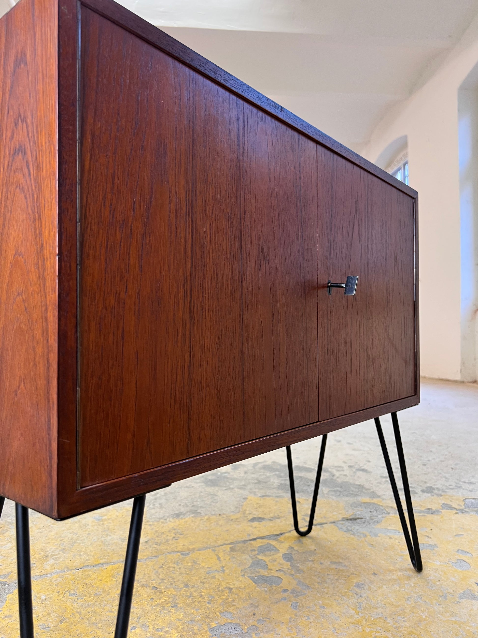 Schmale Kommode Teak auf Hairpinlegs aus Dänemark