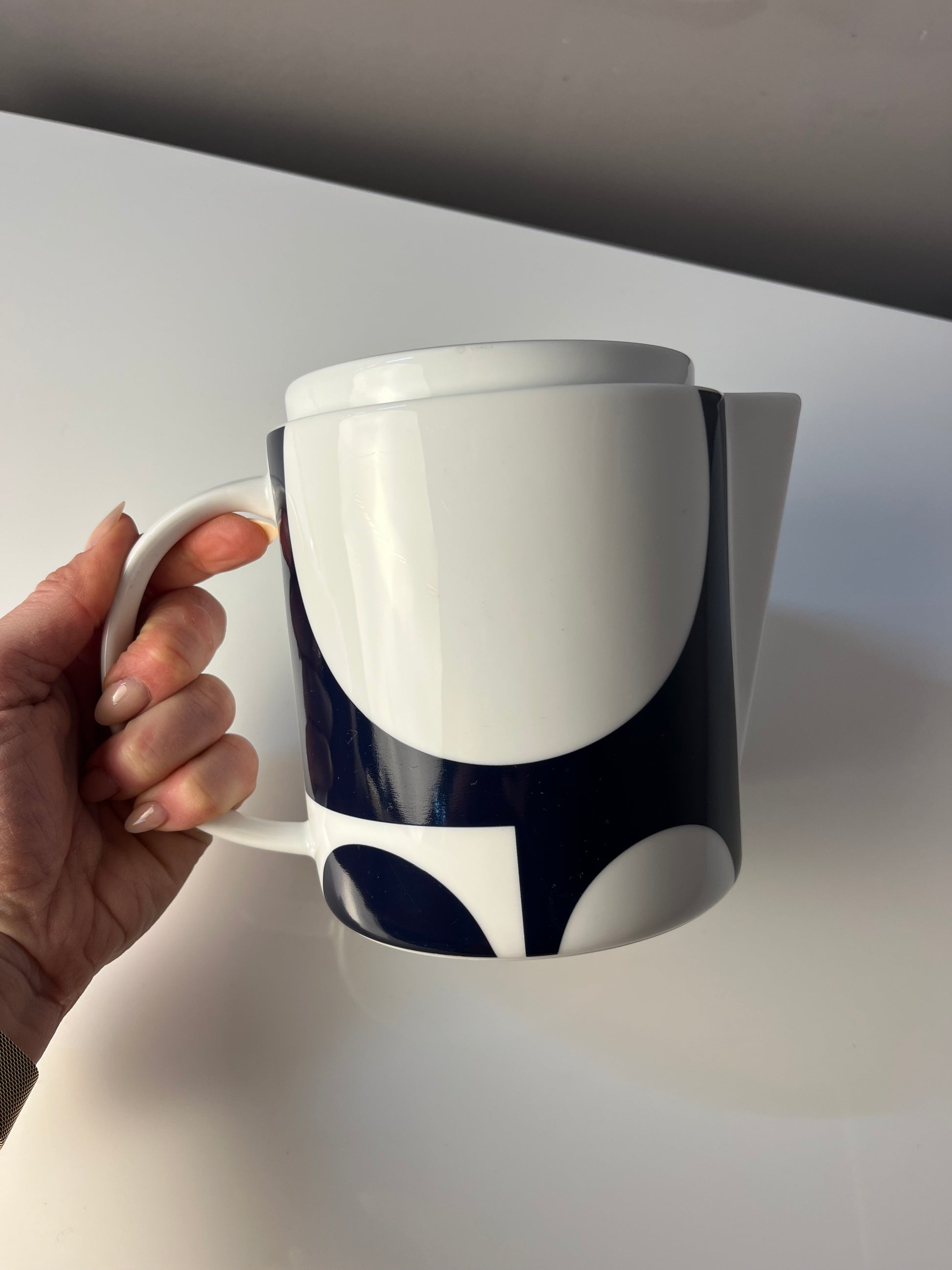 Teekanne dunkelblau weiß mit "Geometry 1" Print von Verner Panton für Menu