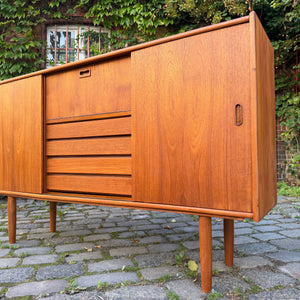 Highboard Teak mit Klappfach & Schiebetüren auf Dänemark