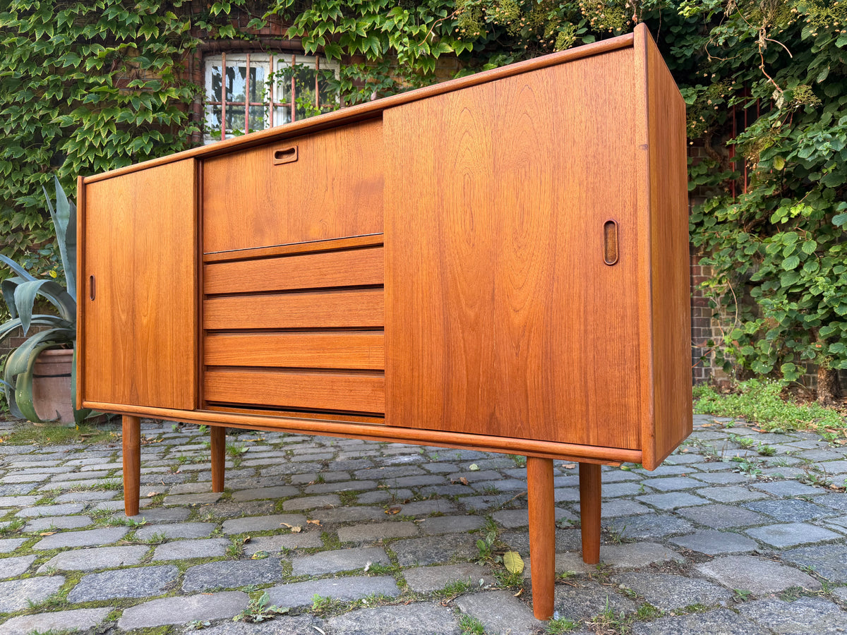 Highboard Teak mit Klappfach & Schiebetüren auf Dänemark